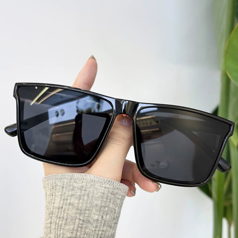 Handsome and Fashionable Glass - Men Fashion Photography 评论和价格