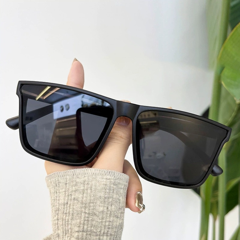 Handsome and Fashionable Glass - Men Fashion Photography 评论和价格